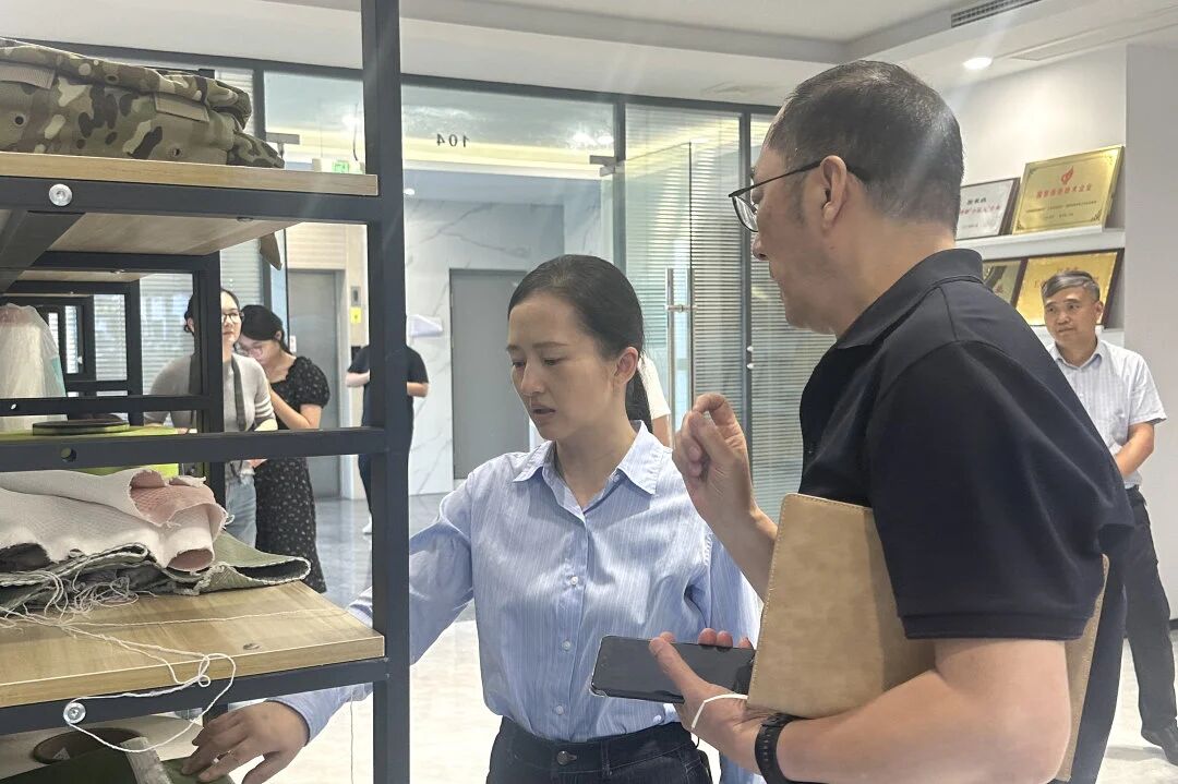 Zhou Xiao, medlem af det stående udvalg for det kommunale partiudvalg, ministeren for propagandapartiet og ministeren for United Front Work Department, besøgte Changshu Polyester for forskning