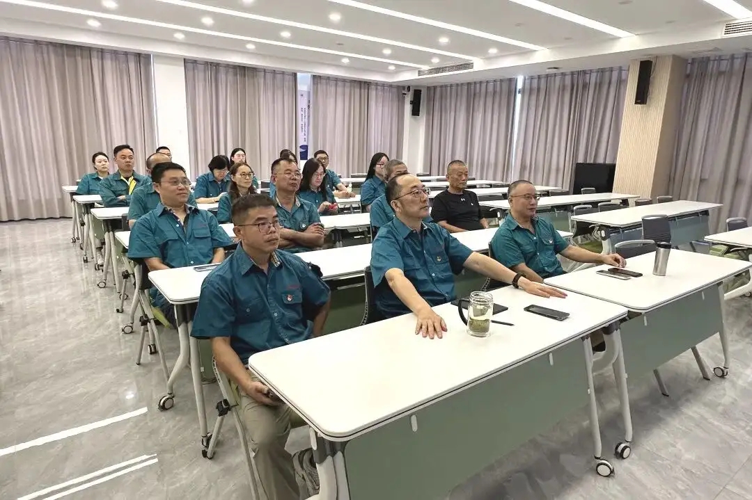 Changshu Polyester Party Branch organiseret for at se den live udsendelse af den 3. september Military Parade