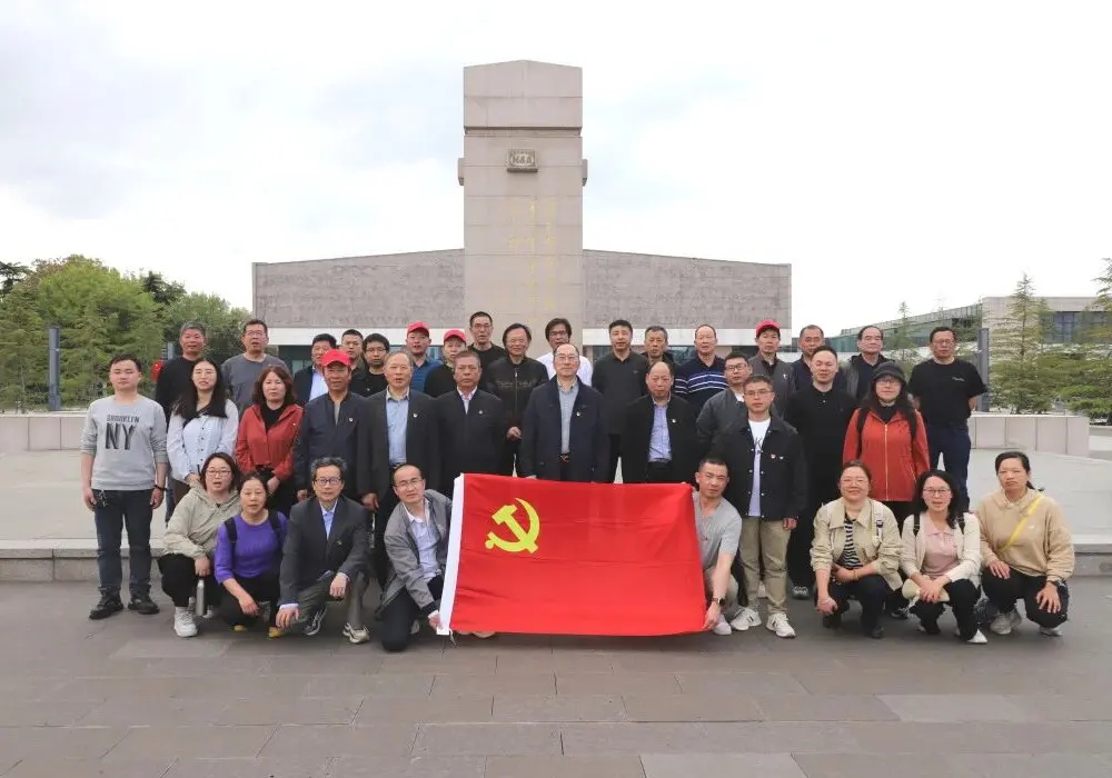 Changshu Polyester Co., Ltd. Party Branch arrangerer besøg i Yancheng New Fourth Army Memorial Hall